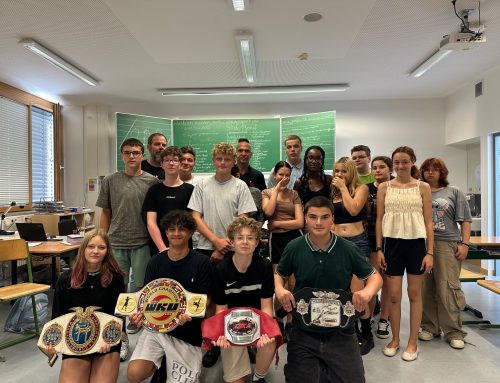 Kickbox-Weltmeister begeistert die Klasse 8a mit Motivationstraining