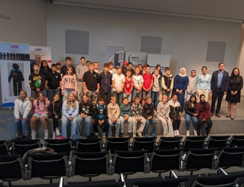 Schülerinnen und Schüler der Mittelschule St. Georg Vilshofen bei der Preisverleihung „Demokratie – Next Generation!“ in der Pinakothek der Moderne